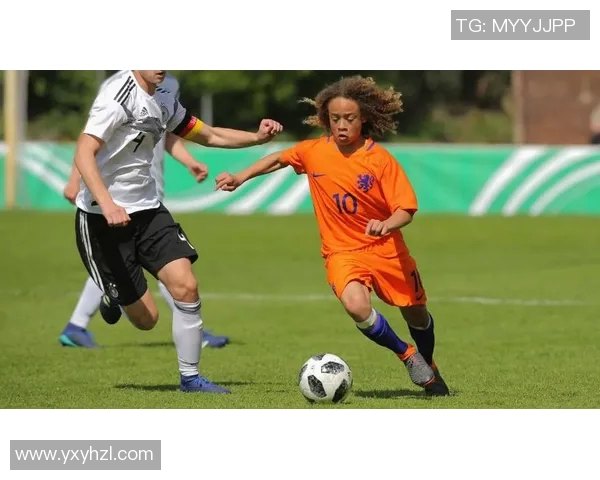 哈维西蒙斯：从青训新星到足坛巨星的成长之路与未来展望